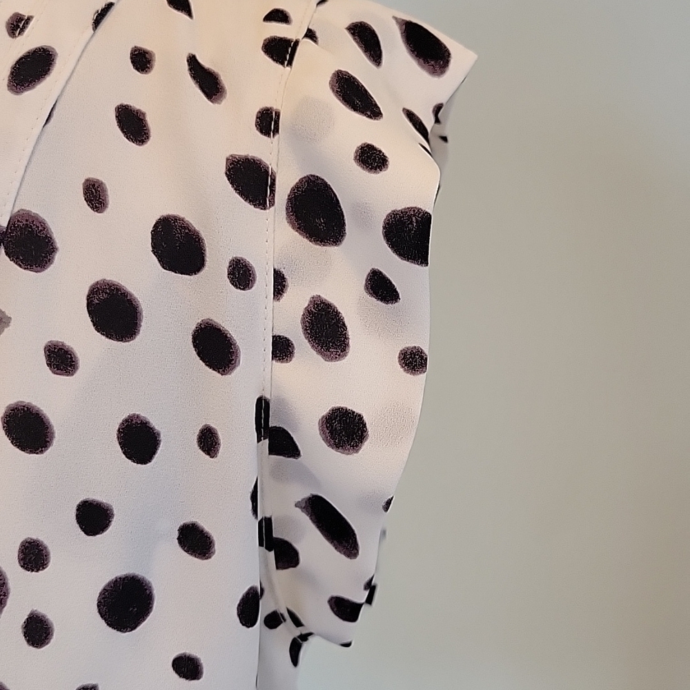 Loft black and white spotted sleeveless blouse.  Size is Small - Picture 6 of 8